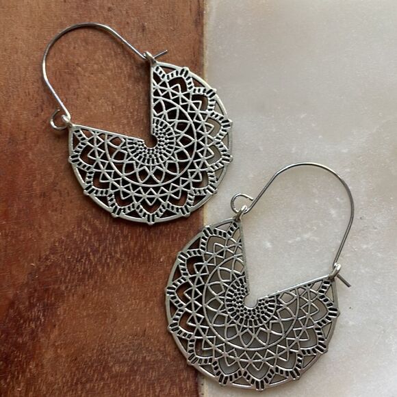 💥Silver Basketweave Hoop Earrings - Picture 3 of 9